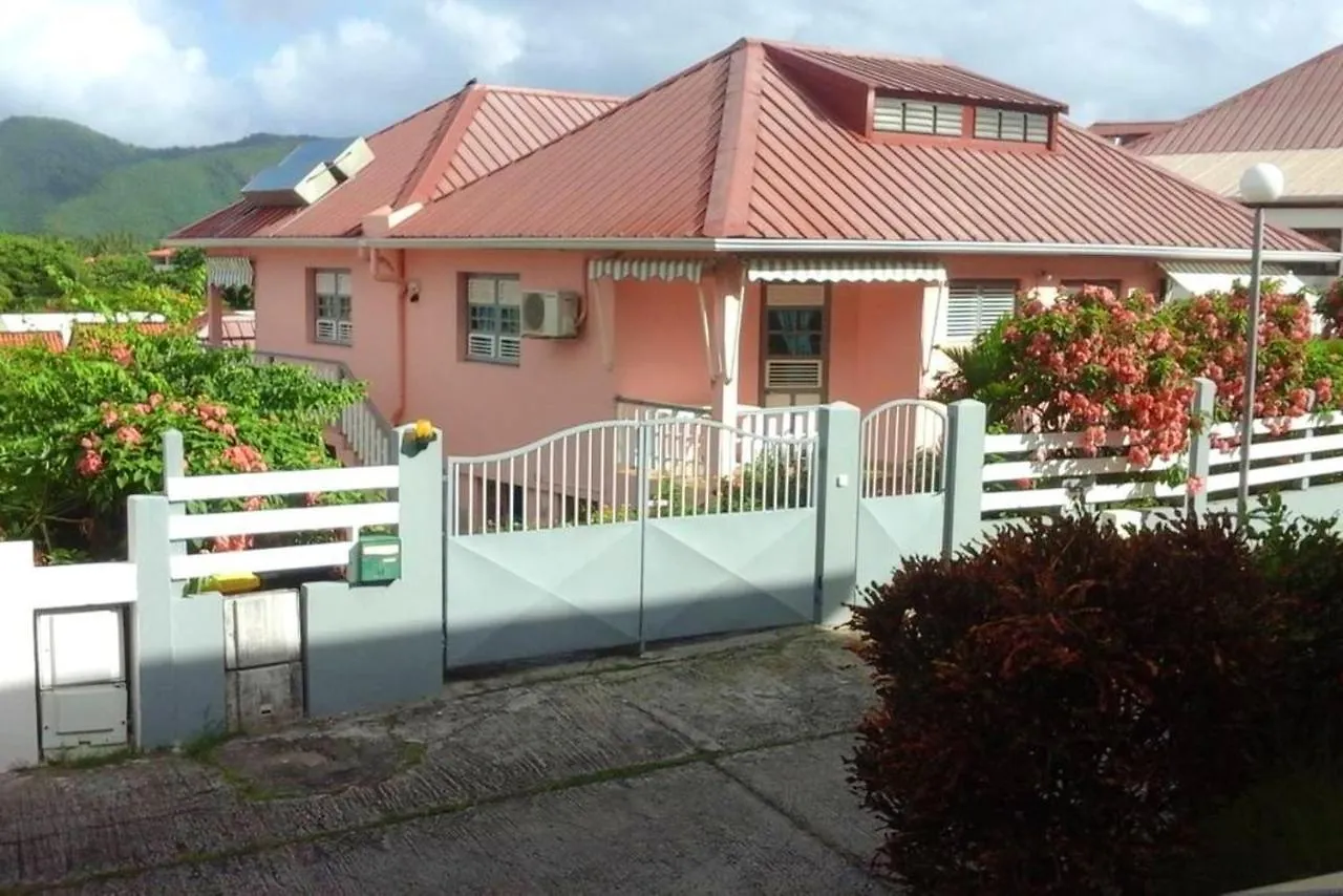 Appartement Cosy Avec Vue Sur Le Jardin A Sainte Anne 30 M²